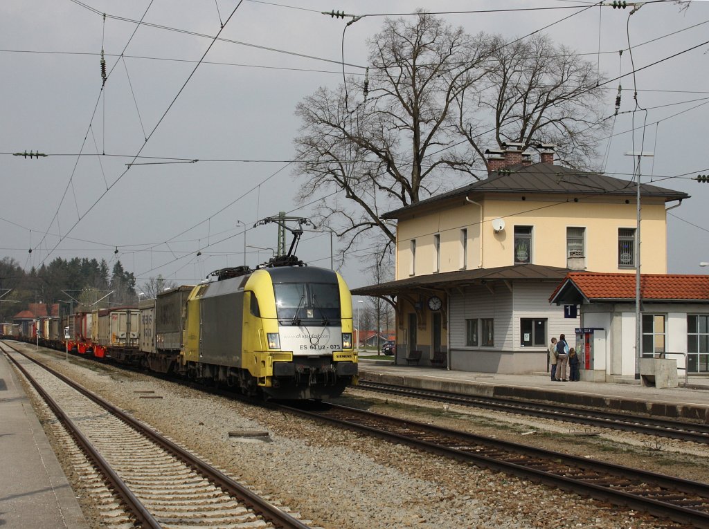 Die ES 64 U2-073 am 04.04.2009 bei der Durchfahrt in Aling mit einem KLV Zug. 
