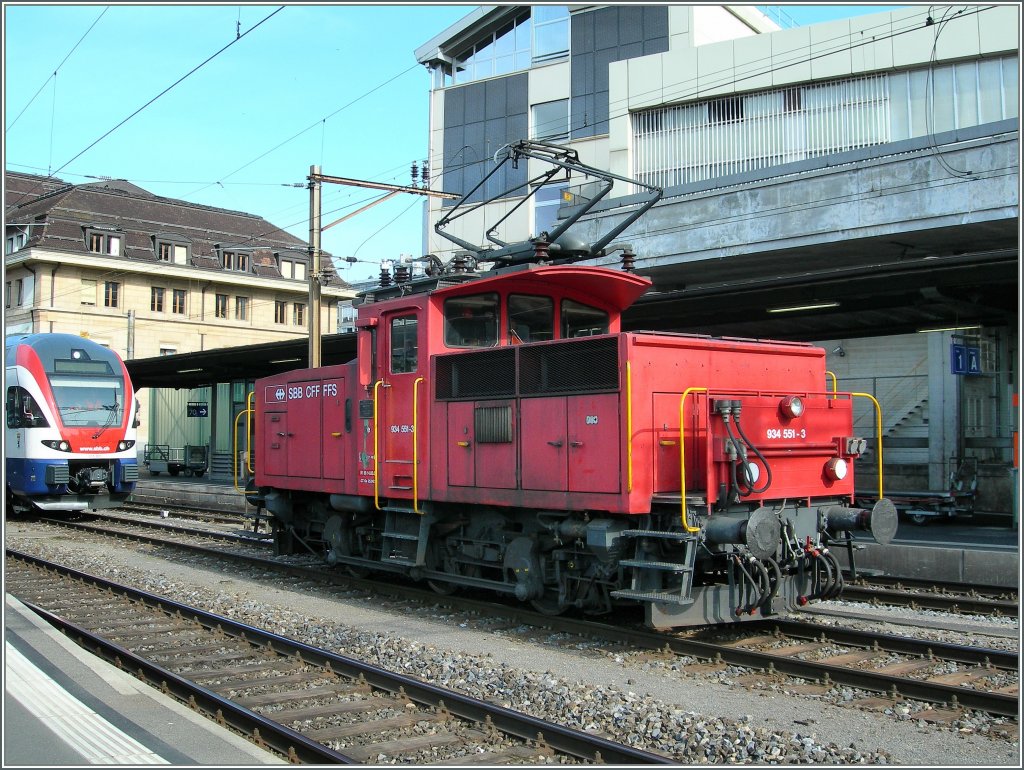 Die Es 934 551-3 in Lausanne, im Hintergrund der neue 511 001. 
14. April 2011