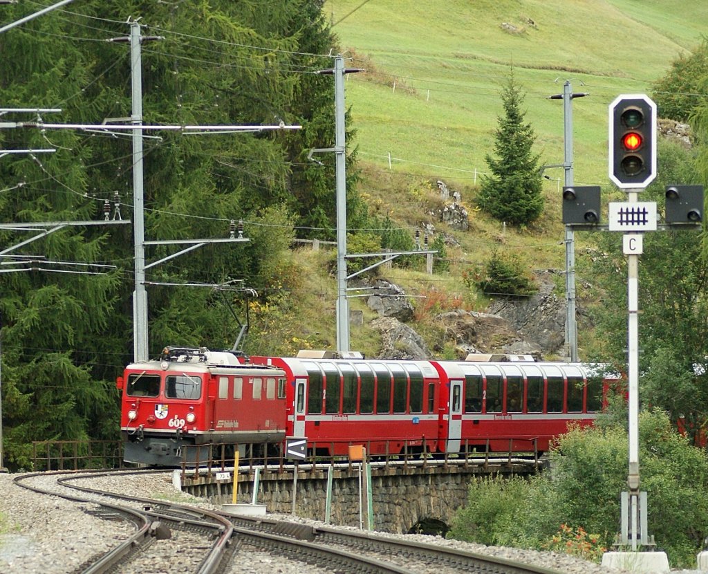 Die Ge 4/4 I 609 trifft mit dem Bernina Express in Bergn ein. 
19. September 2009