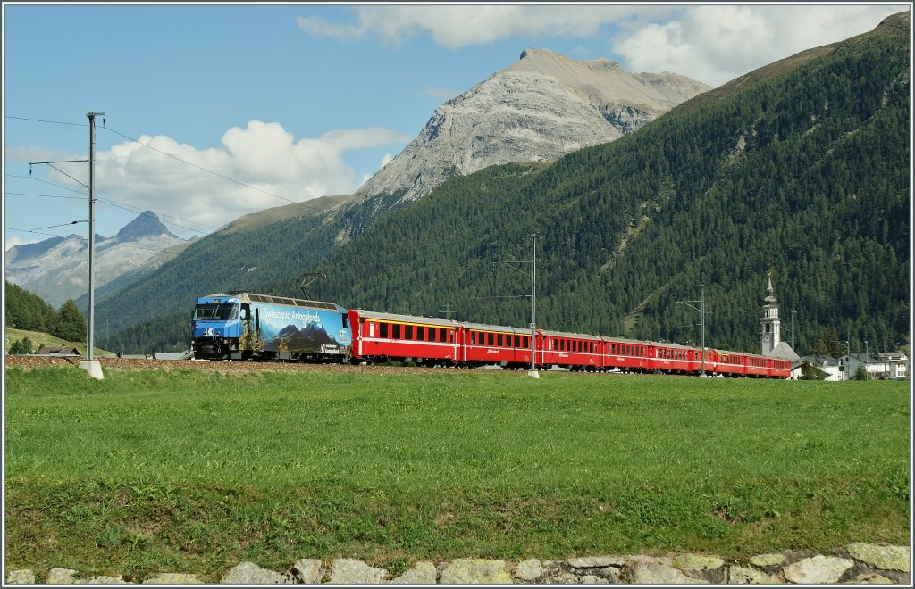 Die Ge 4/4 III 647 zieht ihren RE 1148 von St. Moritz nach Chur ins wildromantische Tal Bever Richtung Spinas und somit dem Albula entgegen; im Hintergrund Bever. 
12. Sept. 2011