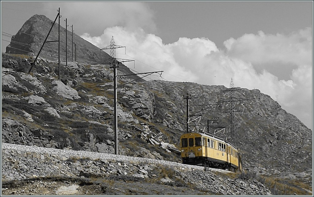 Die gelben Bernina RhB ABe 4/4 30 und 34 auf Sonderfahrt. Bei Bernina Ospizio am 10.09.2011