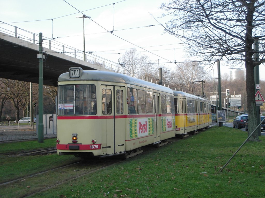 Die Heckansicht DWAG-GT8 mit Groraumbeiwagen der Rheinbahn, der am 02.01.2004 am Jan-Wellem-Platz in Dsseldorf unterwegs ist.