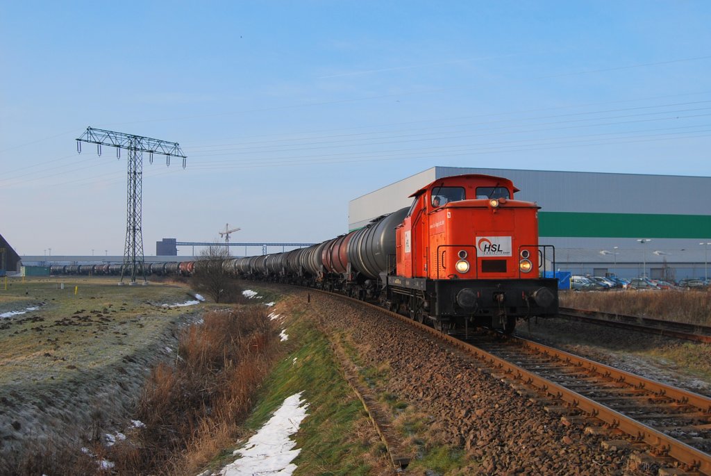 Die HSl-V60.03(ex 346 828) schleppt am 11.01.2011 einen Kesselzug durch den Seehafen Rostock.
