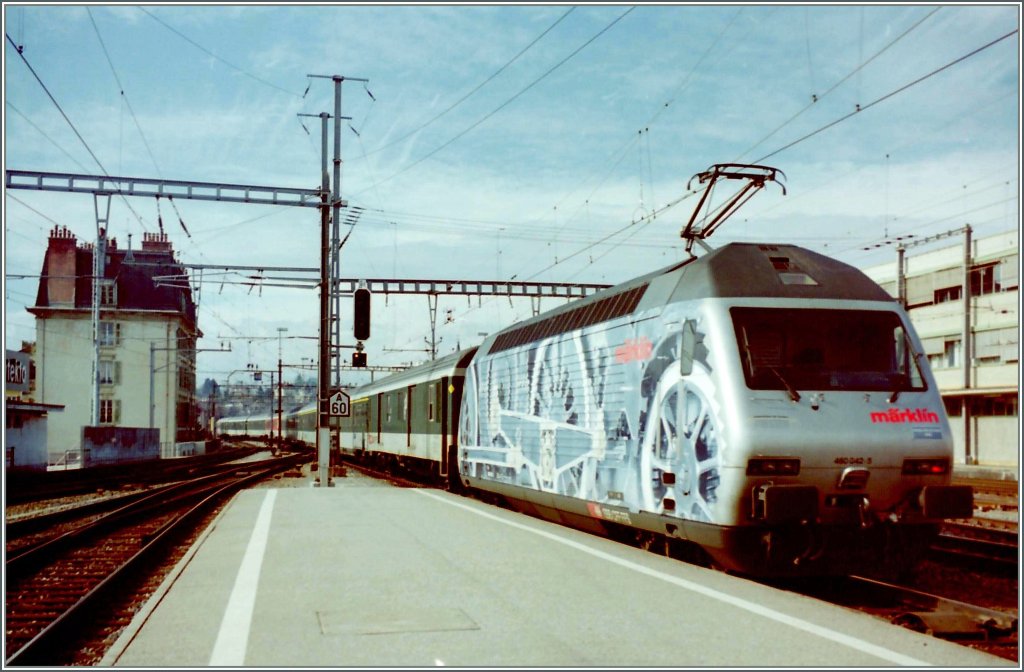 Die  Mrklin Stangenlok  Re 460 042-5 schiebt einem IC nach Richtung Genve.
Lausanne im Frhjahr 2000