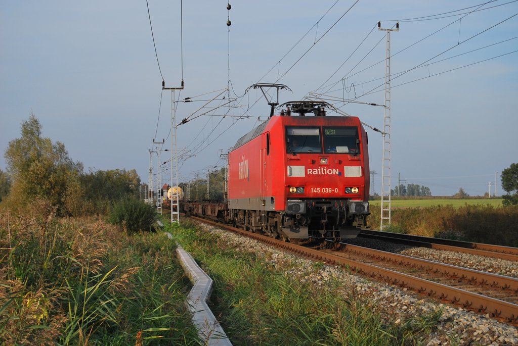 Die  Matze-Lok  145 036 rollt am 06.10.2010 mit dem IKE 50232 durch Sildemow in Richtung Schwerin.