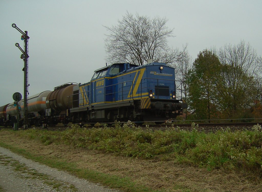 Die MWB V 1702 mit einem Kesselwagenzug auf den Weg nach Kastl, in der nhe von Alttting am 30.10.2007 
