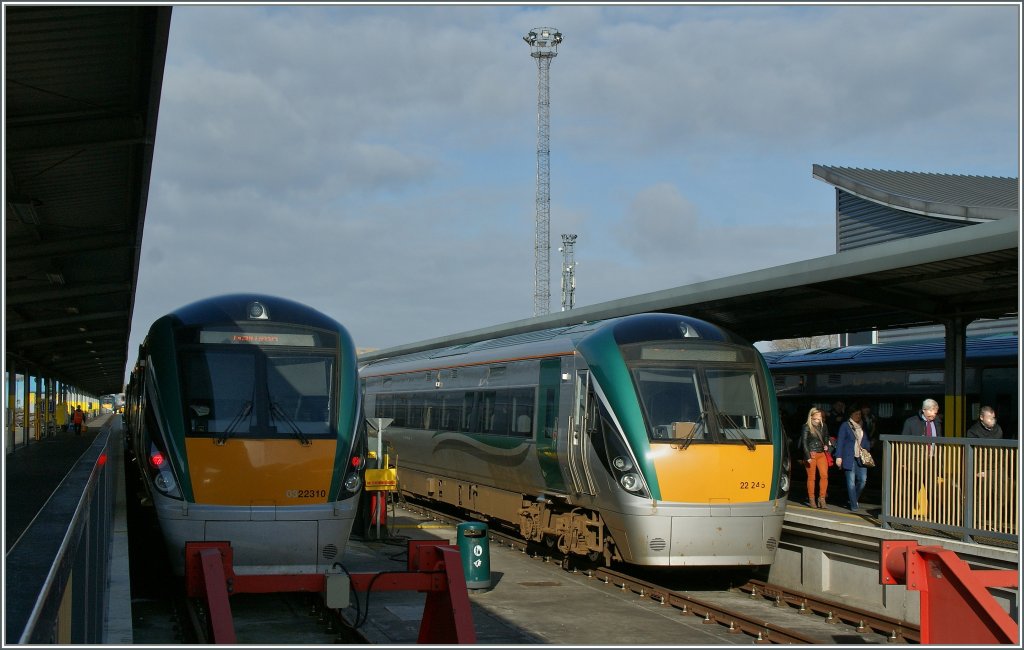 Die neuen Class 22 000 Triebzge beherrschen praktisch den gesamten Fernverkehr. 
Dublin Heuston, den 15. April 2013