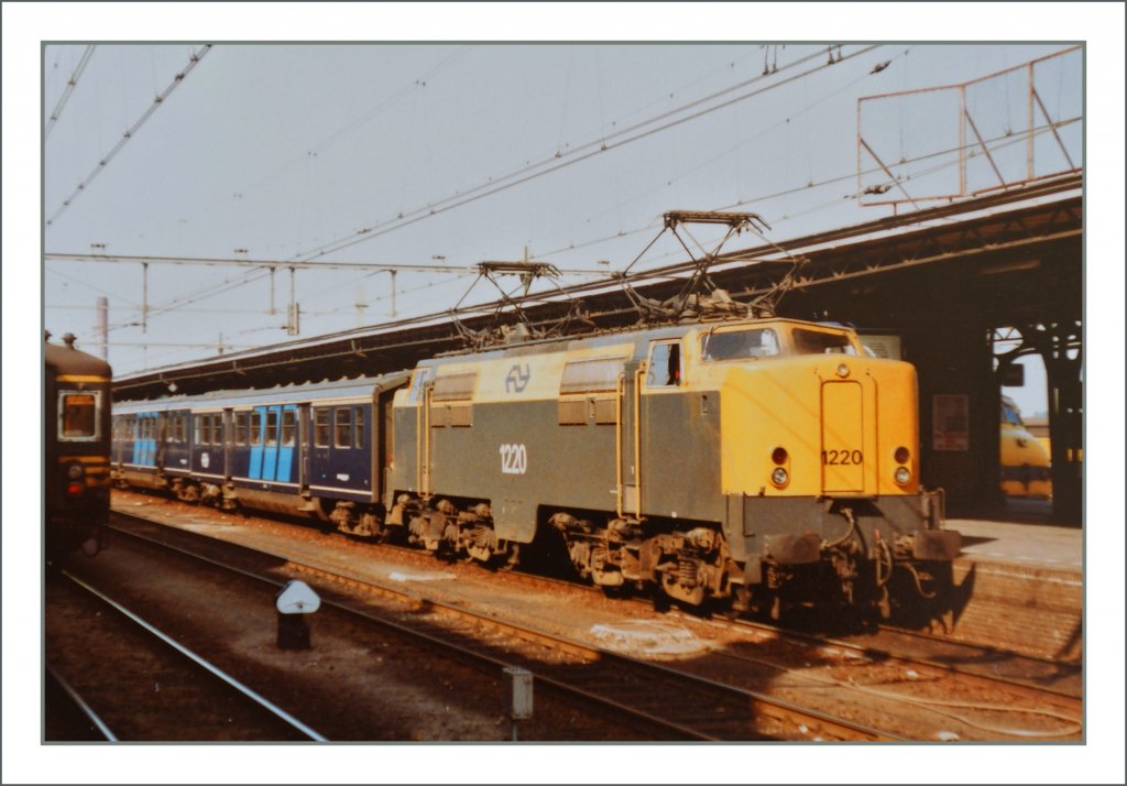 Die NS 1220 in Roosendaal.
Juni 1984