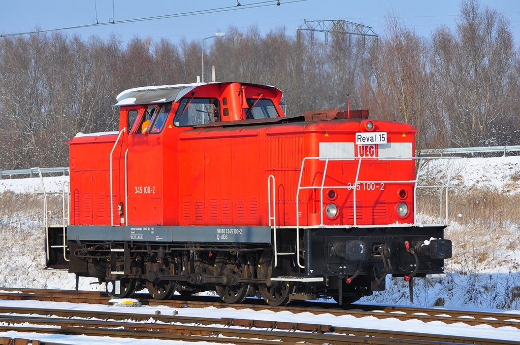 Die  Randalierlok  345 100 zeigt sich am 05.02.2012 in Rostock-Seehafen.Sie zog einen von TX-Logistik gebrachten Zug zur Fhre.