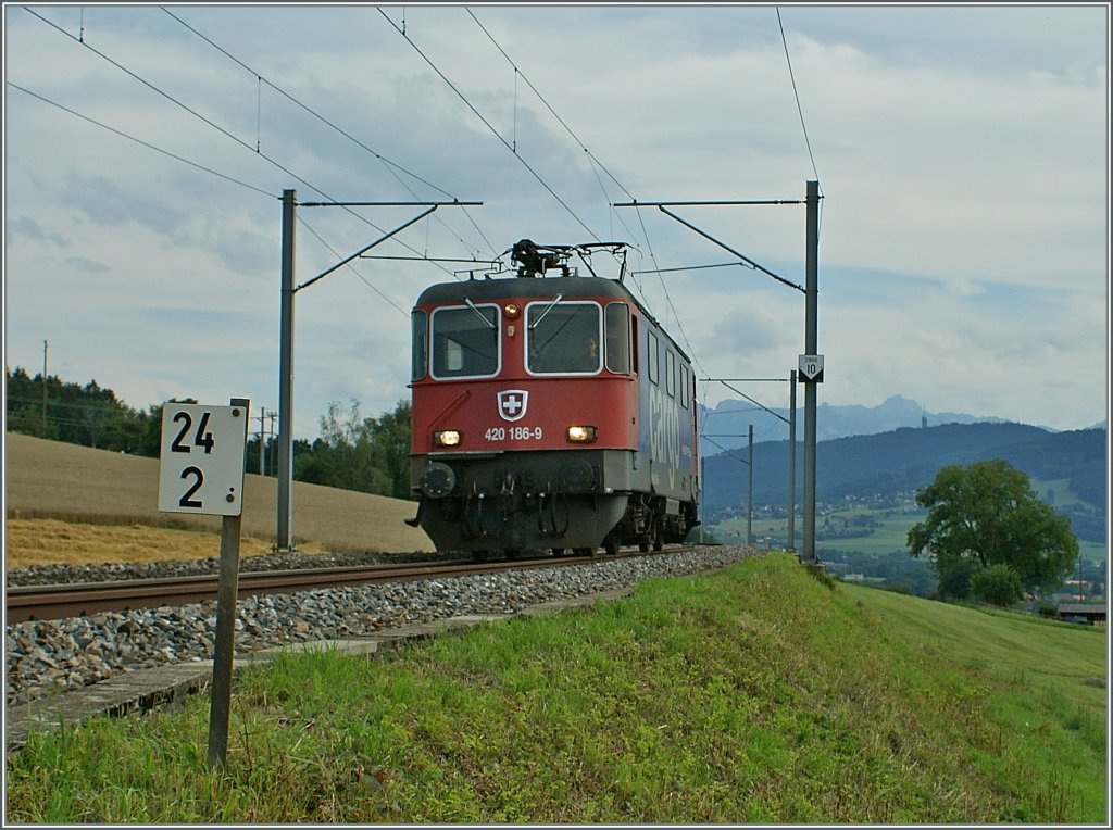 Die Re 420 186-9 auf der Fahrt nach Romont beim Kilometer 24.2.
10.08.2010 