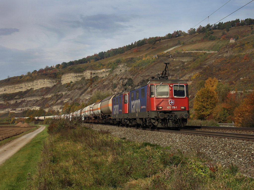 Die Re 421 378 und die Re 421 376 am 30.10.2010 mit einem Gaskesselwagenzug unterwegs bei Thngersheim. 
