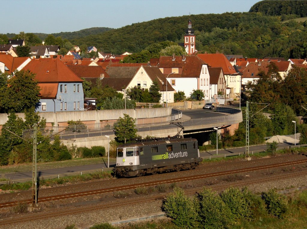 Die Re 421 383 am 20.08.2011 bei der Durchfahrt in Retzbach-Zellingen.