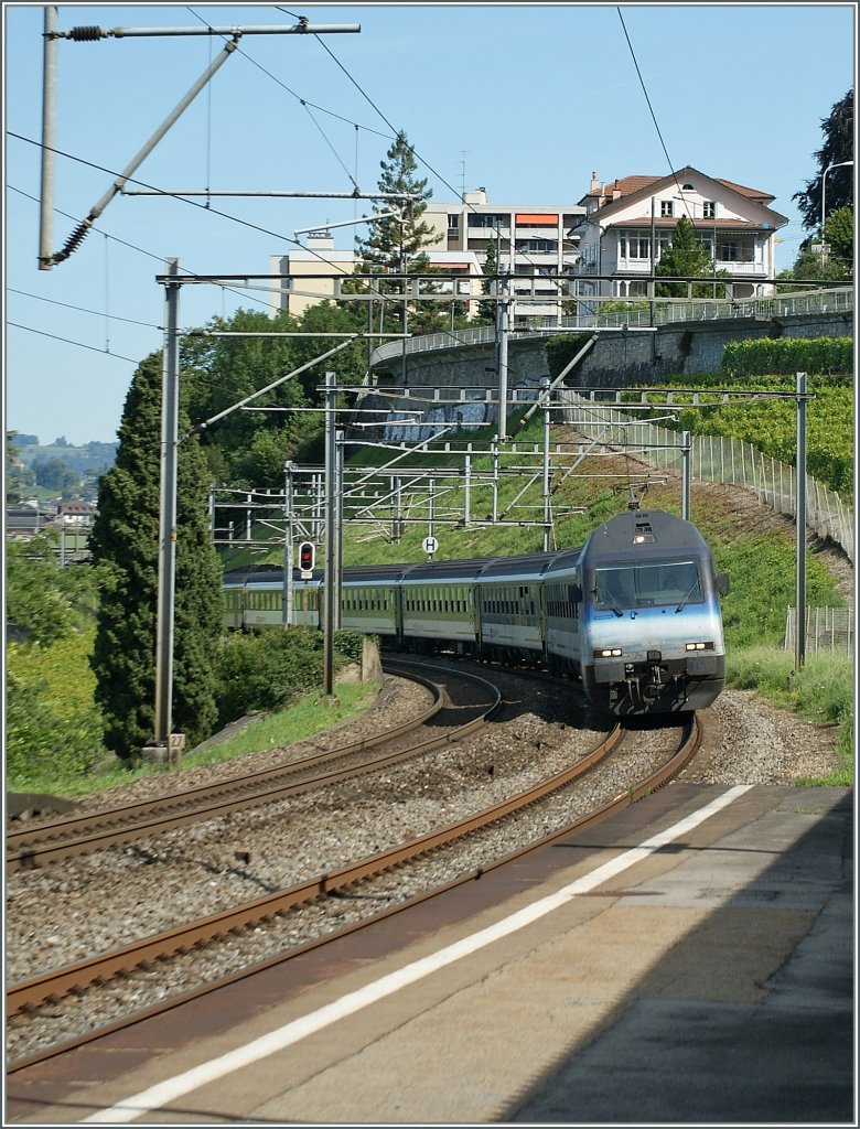 Die Re 460 002-9 erreicht den Haltepunkt Veytau-Chillon, wo sie mit ihrem IR nach Brig natrlich ohne Halt durchfhrt.
4. Juli 2011