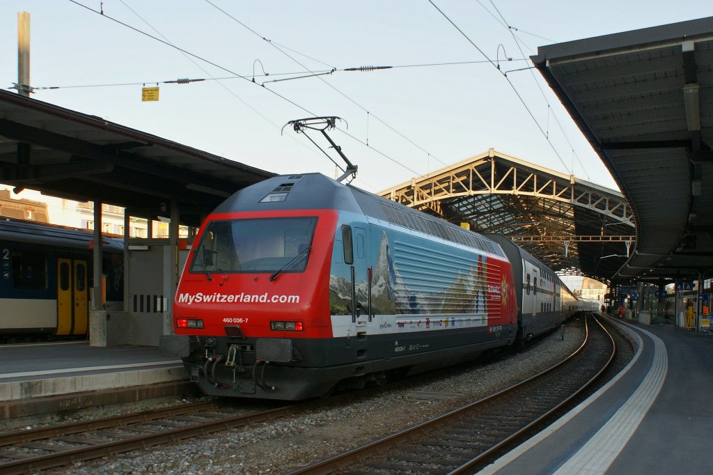 Die Re 460 036-7 schiebt den IC nach Genve aus dem Bahnhof von Lausanne. 
24. Mai 2011