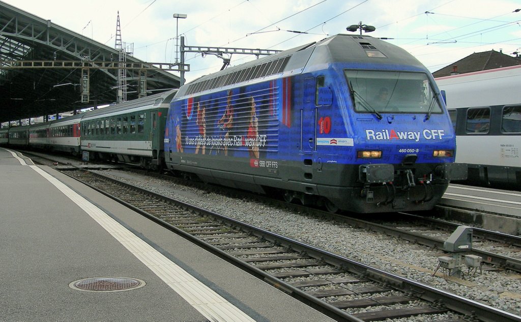 Die Re 460 050-8 macht auf das 10 jhrige RailAway Jubilum aufmerksam. 
Hier in Lausanne mit einem IR nach Genve Aroport am 2. Juni 2010.