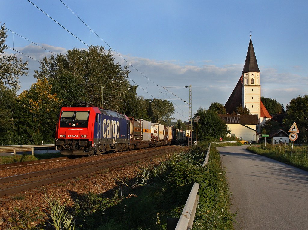 Die Re 482 047 am 11.09.2010 mit einem Containerzug unterwegs bei Hausbach. 
