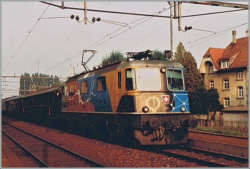 Die SBB R 4/4 II 11191 Kunstlok erreicht mit ihre Schnellzug aus Zrich am 27. August 1984 den Bahnhof Grenchen Sd. 
(Gescanntes Foto) 
