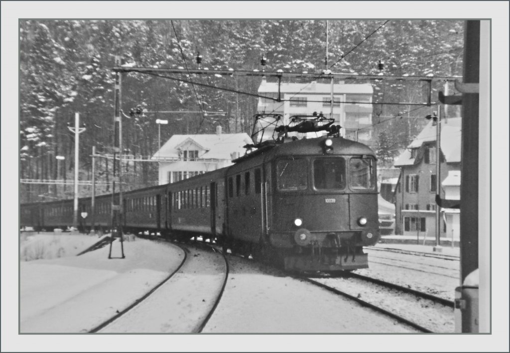 Die SBB Re 4/4 I 10039 erreicht mit ihrem Schnellzug Moutier.
17. Jan. 1985  