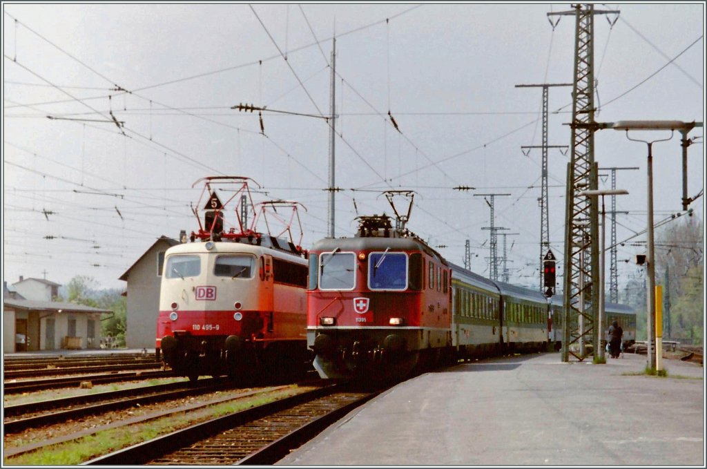 Die SBB Re 4/4 II 11395 59erreicht mit einem IC aus EW IV Singen, den die DB 110 495-9 fr die Weiterfahrt nach Stuttgart bernehmen wird.
29.04.1995
Gescanntes Negativ