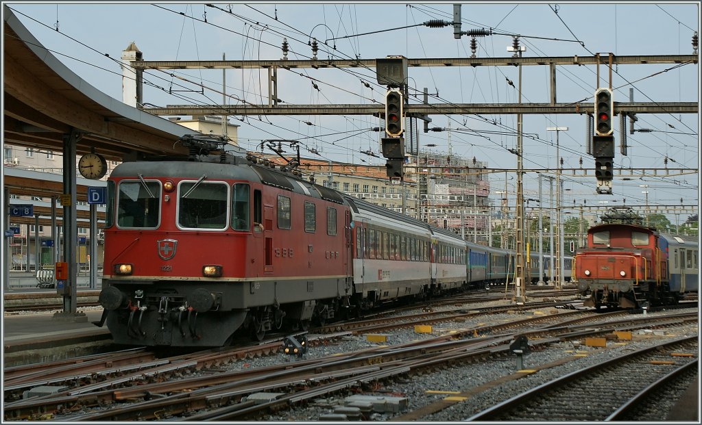 Die SBB RE 4/4 II 11221 erreicht mit einem bunt gemischnten Reisezug Bern.
29. Juni 2011 