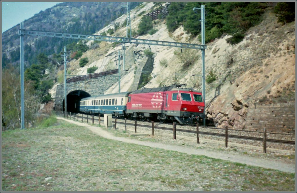 Die SBB Re 4/4 IV mit dem EC  Ltschberg  kurz nach Hohtenn im September 1993. 