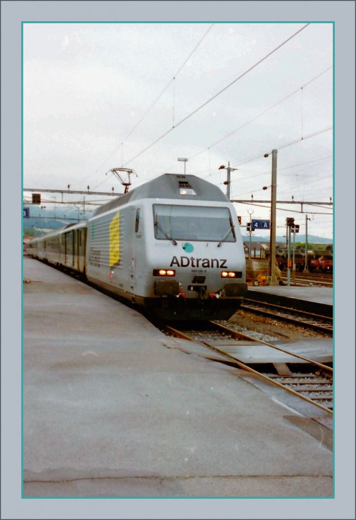 Die SBB Re 460 016-9  ADtranz  erreicht im Sommer 1997 Delmont. 
(Gescanntes Negativ)