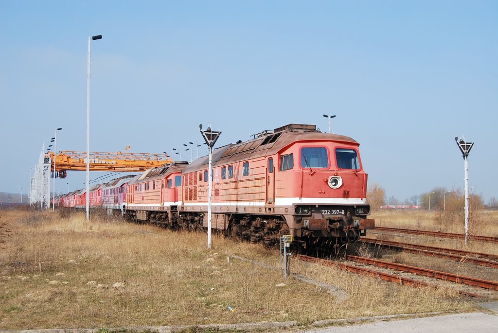 Die seit dem Februar 2002 in Mukran abgestellte ehemalige Rostocker 232 397 zeigt sich am 05.04.2009 schon in einem leicht desolaten Zustand.