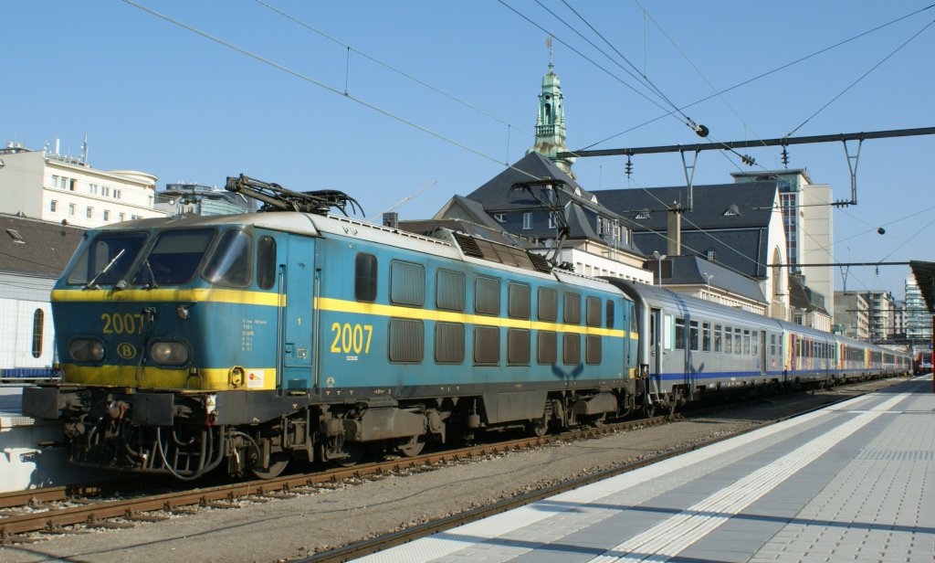 Die SNCB 2007 wartet mit dem IC 269 Basel - Bruxelles in Luxembourg auf die Abfahrt. 
31. Mrz 2009