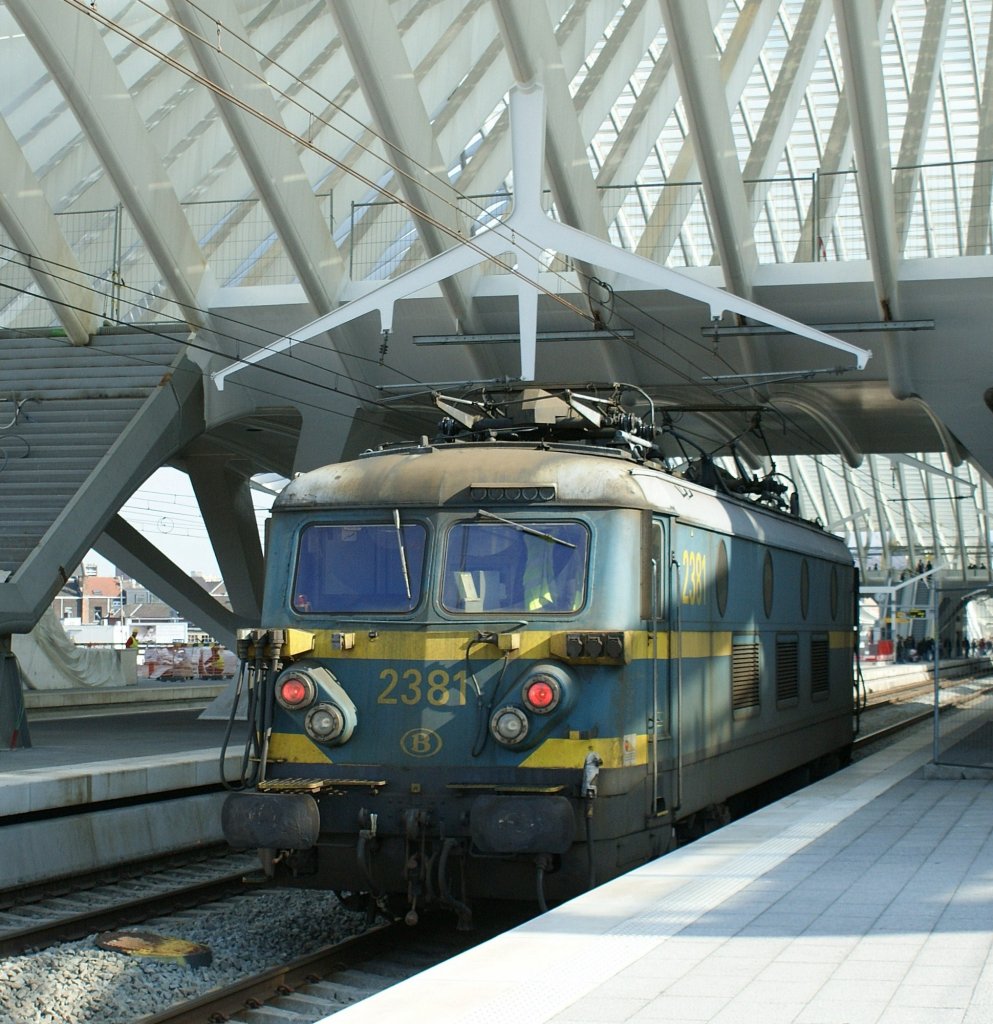 Die SNCB 2381 im  Kleiderbgelbahnhof  Lige. 
30. Mrz 2009
