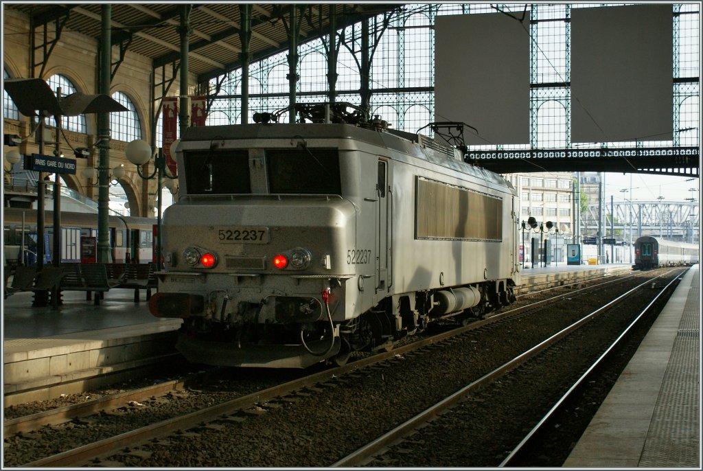 Die SNCF BB 22237 zeigt eine neue SNCF Lackierungsvariante, die dem  Fotografieranstrich  DRG recht nahe kommt...
Das Bild wurde am 6. Mai 2011 im Bahnhof Paris Nord aufgenommen.
