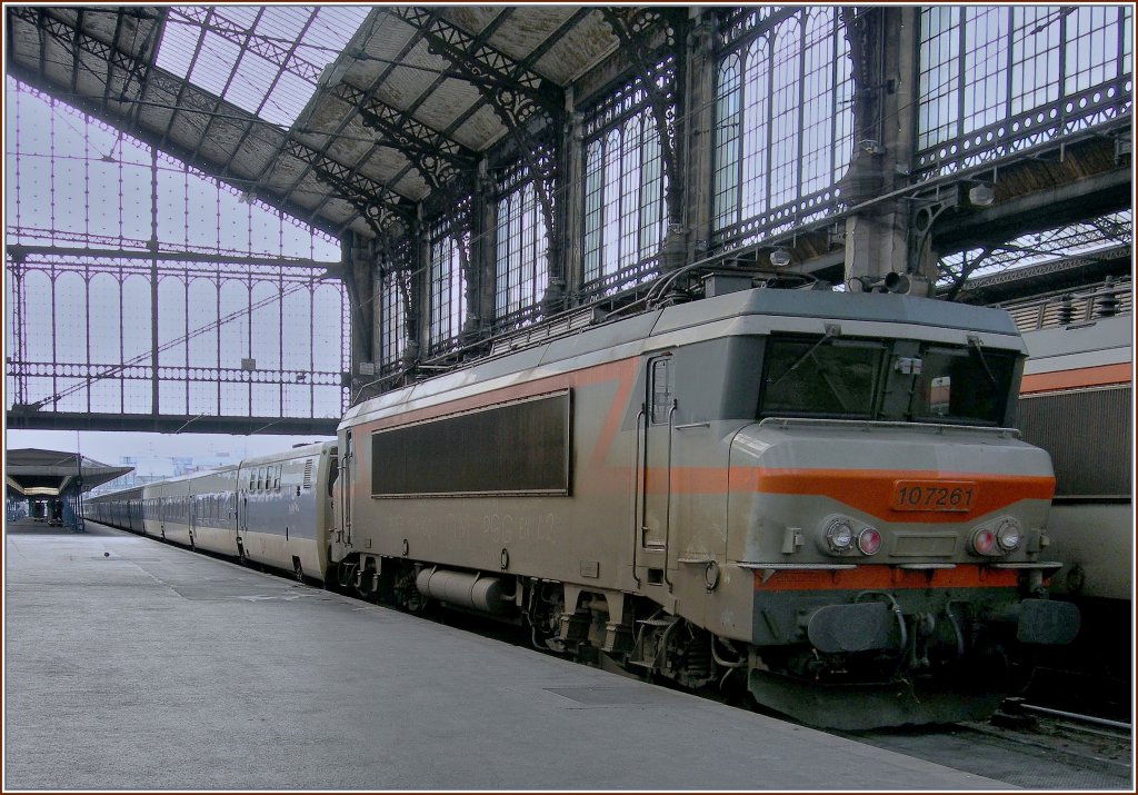 Die SNCF BB 7261 ist mit dem EN aus Madrid in Paris Austerlitz eingetroffen und steht nun abgebgelt in der Bahnhofshalle. 
19. Mrz 2007.
