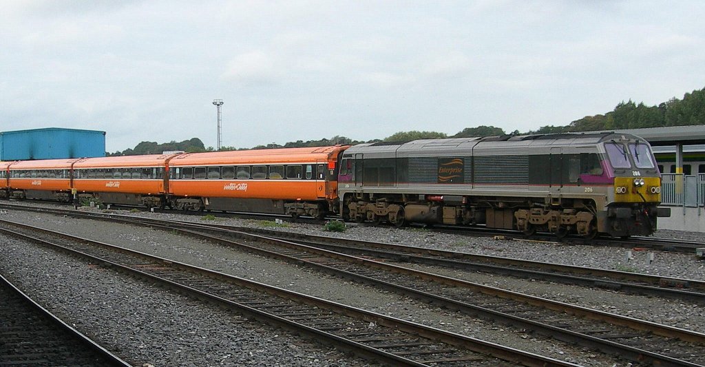 Die sonst im internationalen  Enterprise Service  (Dublin - Belfast) eingesetzte 206 mit einem Intercity bei der Einfahrt in Dublin Heuston am 8. Oktober 2006.