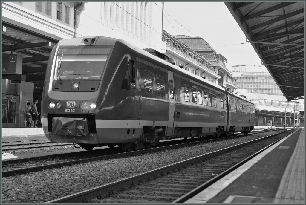 Die S/W Variante des DB 612 901 in Lausanne. 
30. Mai 2012