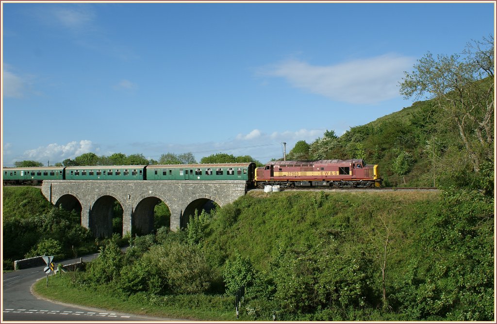 Die  Swanage Railway Diesel Gala  bot auch diese krftige Kaliber auf: die EWS 37 503, hier bei Corfe Castle am 8. Mai 2011.