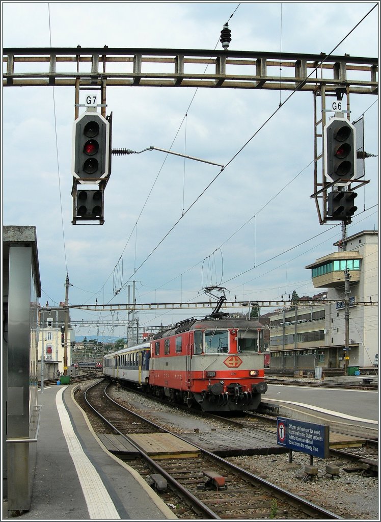 Die  Swiss Express  Re 4/4 II 11109 verlsst am 6. Juli 2011 mit einem RE nach Geneve den Bahnhof Lausanne. 