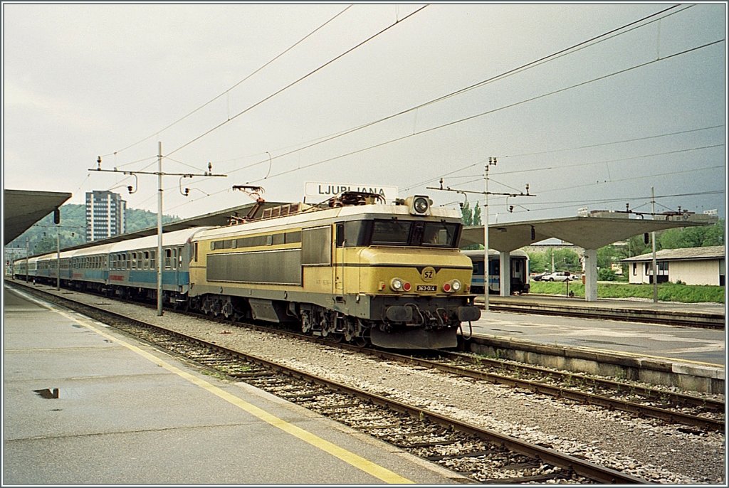 Die SZ 363-004 mit ihrem Nachtzug Zrich - Zagreb - (Beograd) beim Halt in Ljubljana. 
Herbst 1996/gescanntes Negativ 