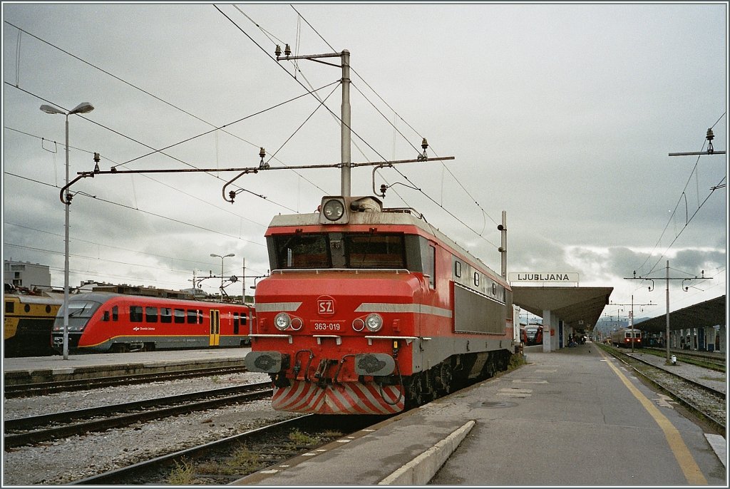 Die SZ 363-019 in der aktuellen, Karottenroten Lackierung in Ljubljana im September 2004. 