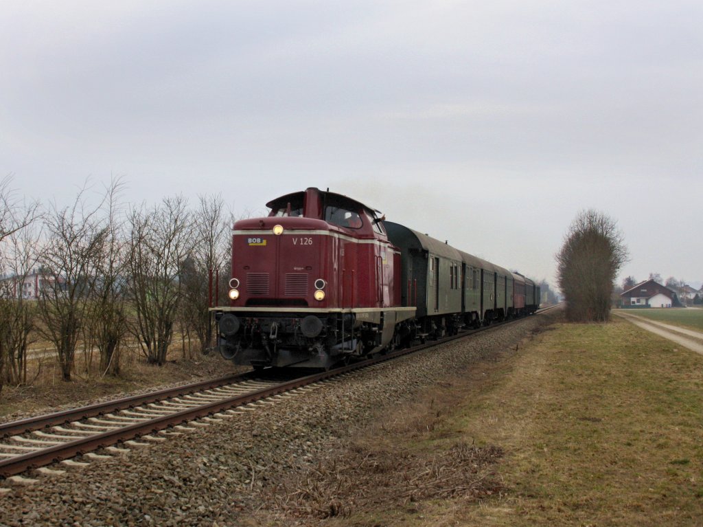 Die V 100 der BOB am 13.03.2011 mit einem Sonderzug unterwegs bei Julbach.
