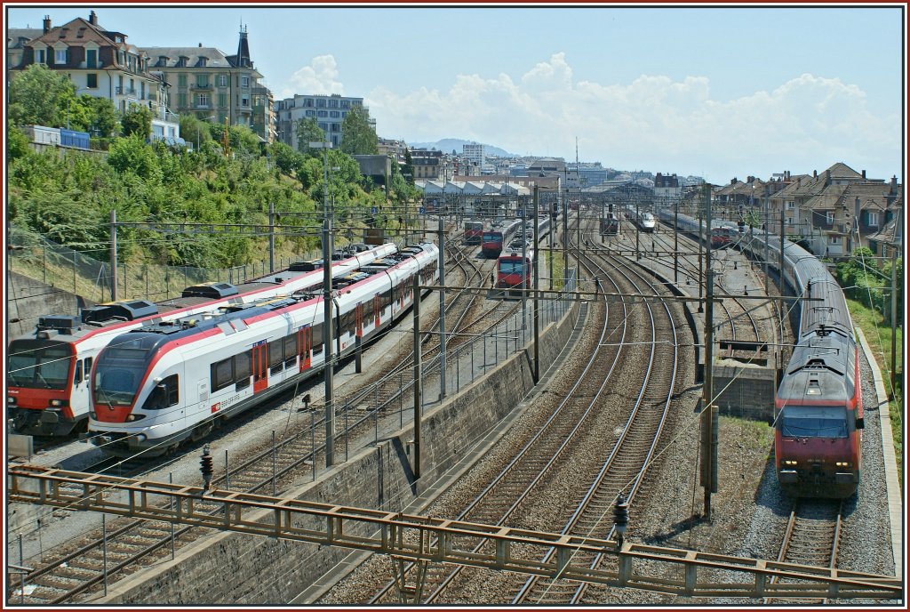Die westliche Ausfahrt des Bahnhofs von Lausanne mit einem IR Richtung Genève, einem abgestellten Flirt und einigen Domino Triebzügen.
 
5. Juli 2010