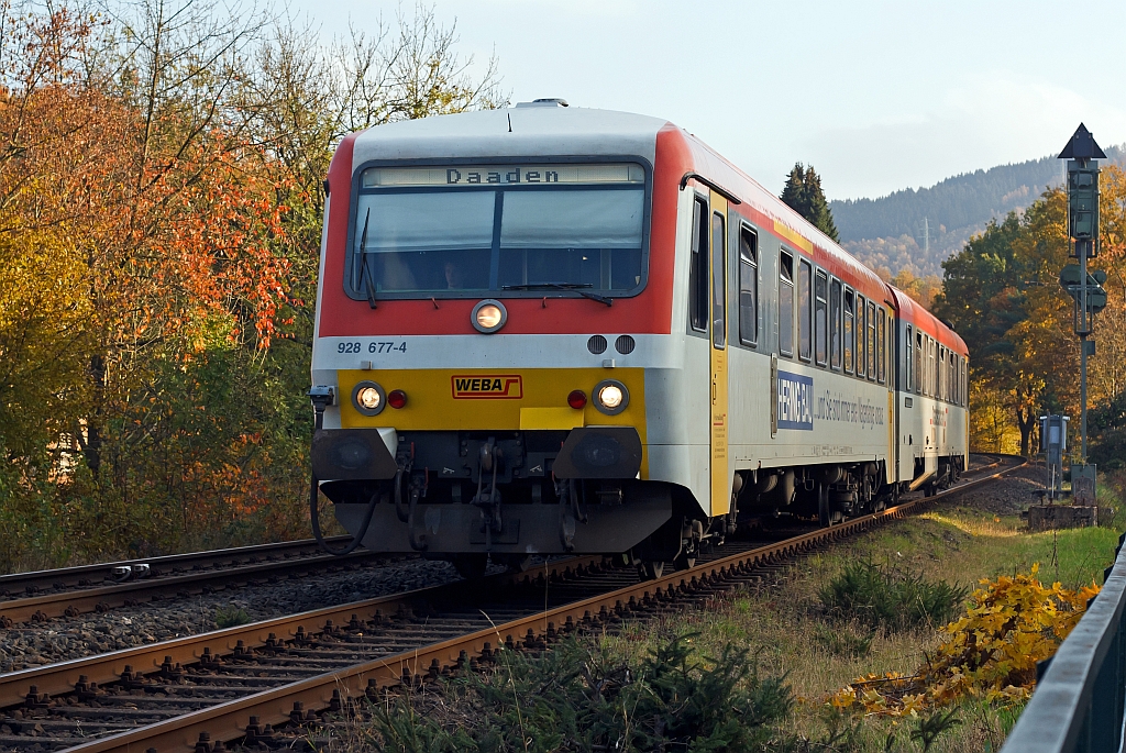 Diesel-Triebzug 928 677-4 / 628 677-7 Daadetalbahn der Westerwaldbahn (WEBA) kommt am 31.10.2011 von Daaden, hier kurz vorm Endbahnhof Betzdorf/Sieg.