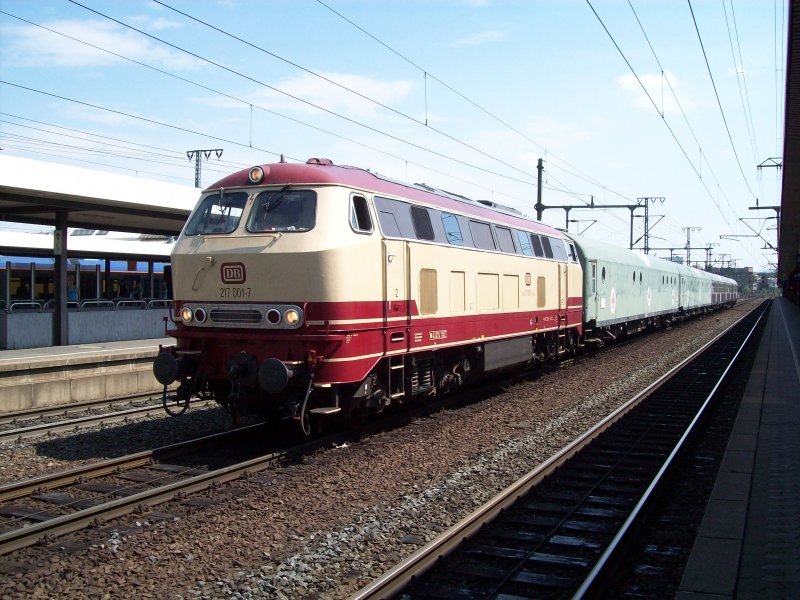 Diesellok BR 217 001-7 steht mit alten Personenwagen am 31.07.2008 im Bahnhof Fulda.
