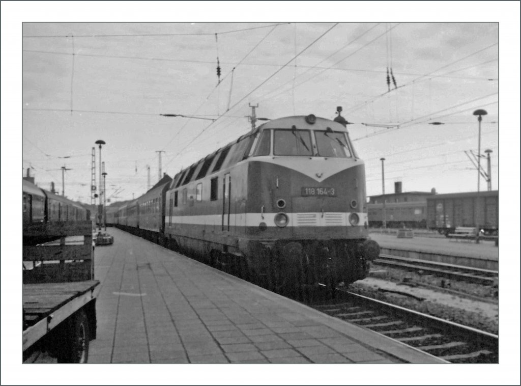 DR 118 164-3 in Schwerin. 
September 1990