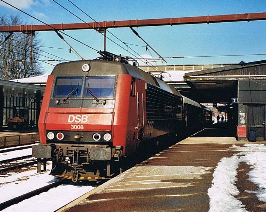 DSB 3008 mit IR nach Hannover in Fredericia am 21.03.2001.