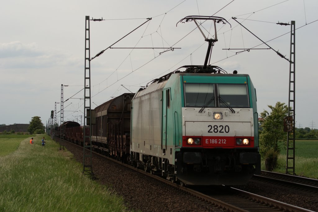 E 186 212 mit einem Gterzug bei der Durchfahrt durch Neuss Allerheiligen am 29.05.2010
