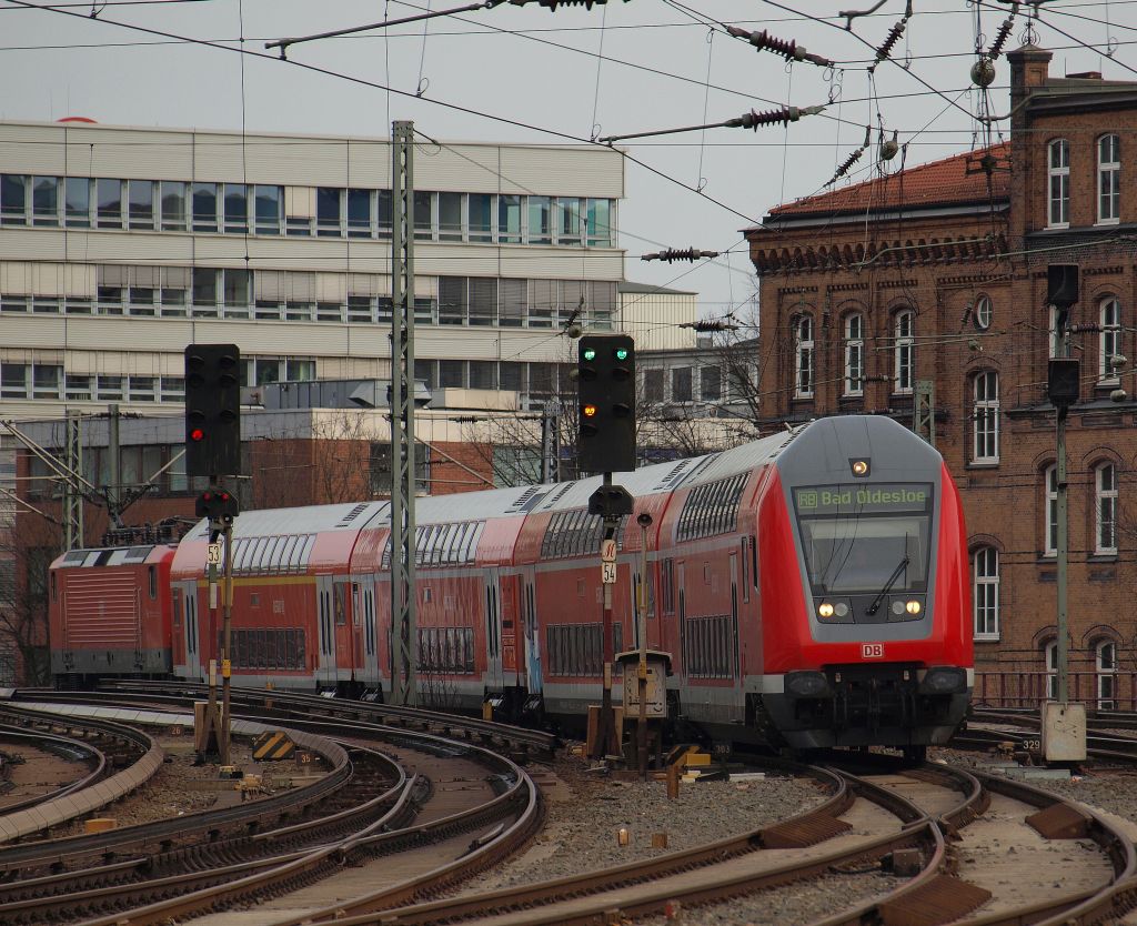 Ein 4-teiliger Dostozug kam am 12.3 als RB 21373 aus Ahrensburg in die Bahnhofseinfahrt vom Hamburger Hbf gefahren.