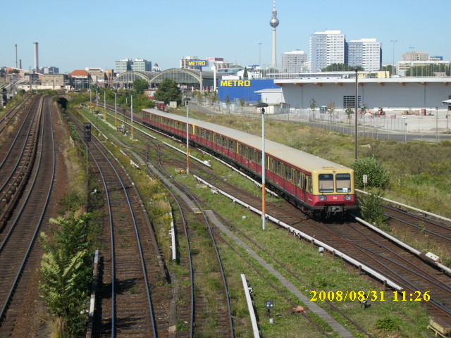 Ein 485 verlie,am 31.August 2008,die S-Bahnstation Berlin Warschauer Strae.
