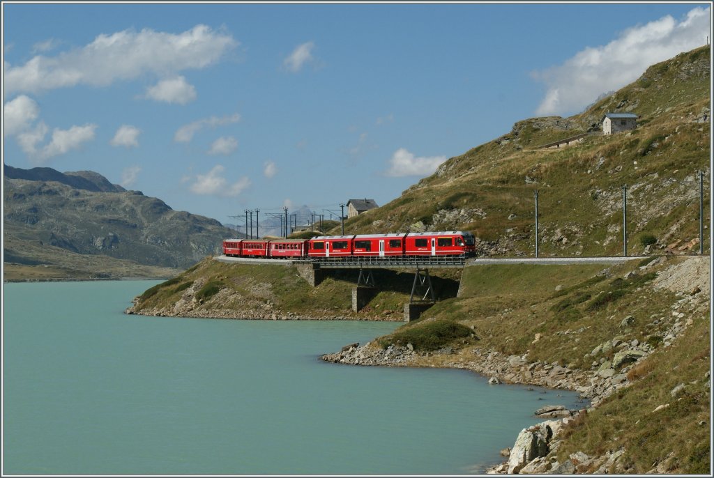 Ein  Allegra  mit einem Regionalzug am Lago Bianco. 
10. 09.2011