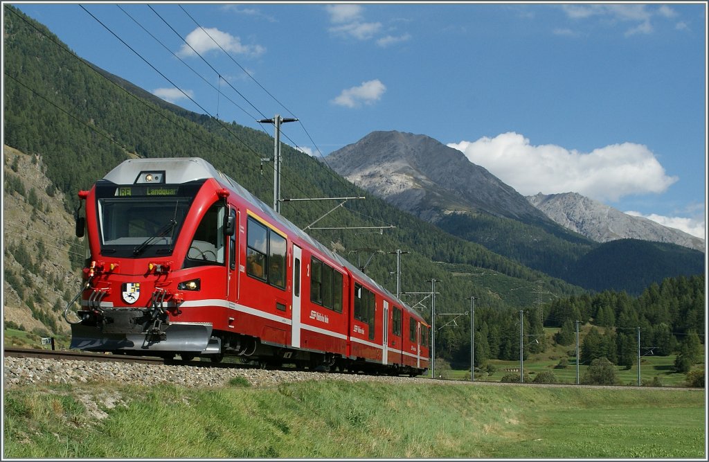 Ein  Allegro  besorgt an diesem 11. Sept 2011 die nur in der Saison angeboten Verbindung St. Moriz - Landquaart (via Vereina). Hier bei Zernez als RE 1350. Im Hintergrund ist der Eingang zum Schweizer Nationalpark zu sehen. 