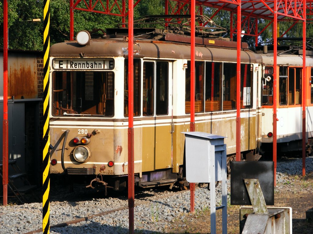 Ein Aufbautriebwagen der Dortmunder Straenbahn steht am 4. Juli 2010 am Mooskamp in Dortmund-Nette.