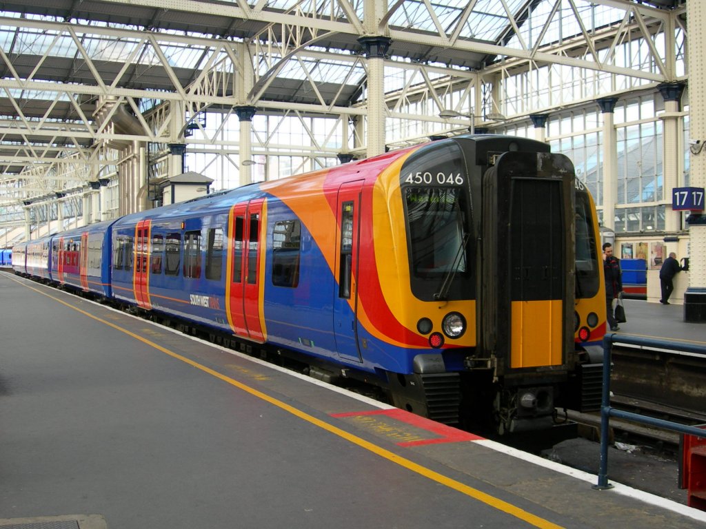 Ein Class 450 Triebzug Der  Southwest Trains  steht am 1. April 2006 abfahrtbereit in London Waterloo.